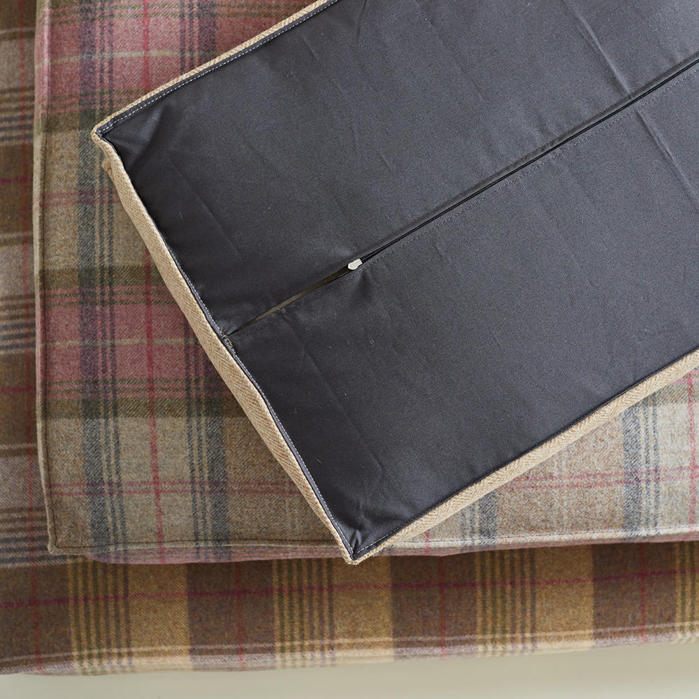 Helen Wells »Tweed Blackberry« Dog Bed, Size M 