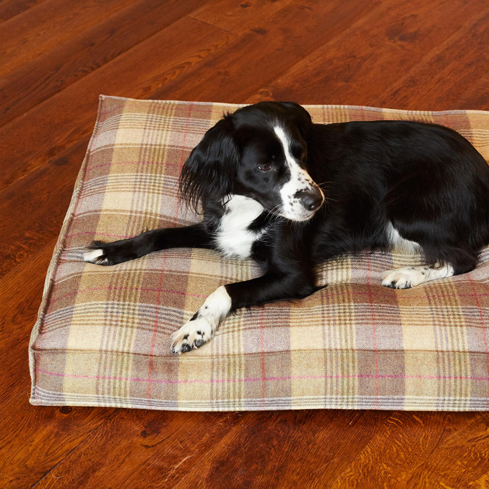 Helen Wells »Tweed Blackberry« Dog Bed, Size M 