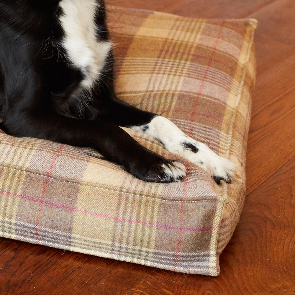 Helen Wells »Tweed Blackberry« Dog Bed, Size M 